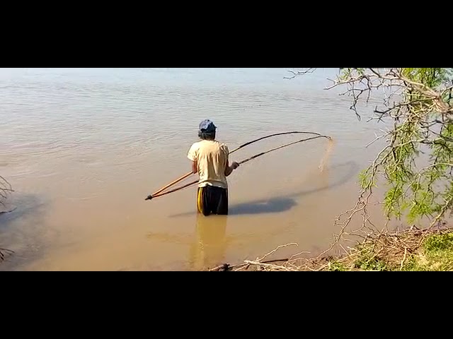 Weenhayek pescan en el río Pilcomayo