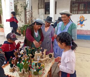 Artesanías de madera de cactus elaborada por mujeres de la comunidad de Curqui
