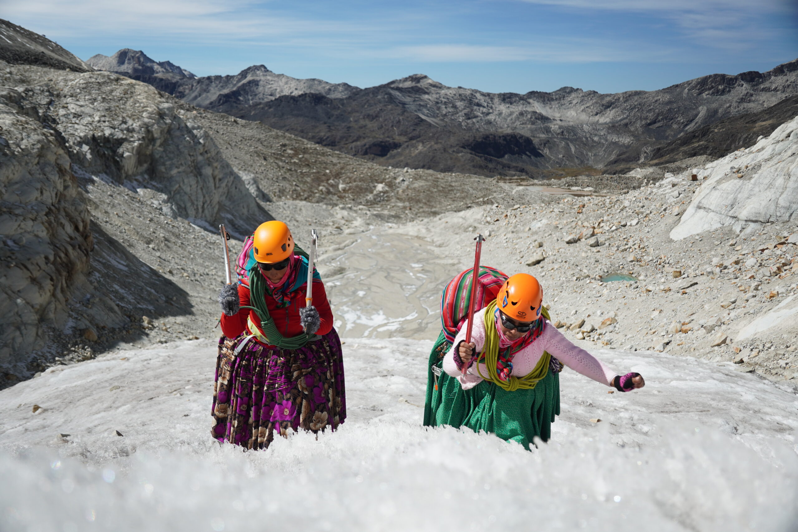 Un futuro que se derrite: Cholitas Escaladoras luchan por la supervivencia