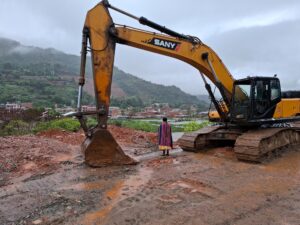 Una mujer observa Tipuani (Bolivia), todavía anegada meses después de que las fuertes lluvias provocaran el desbordamiento del río local. La destrucción, fomentada por la minería de oro con capital chino, ha dejado barrios enteros bajo el agua. Foto: Sergio Mendoza.
